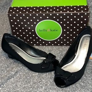 Black shoes with toe hole and bow